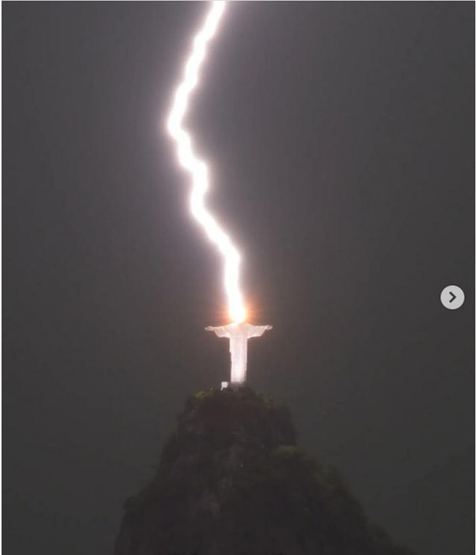 Momentul în care statuia lui Iisus Hristos din Brazilia este lovită de un trăsnet 818348