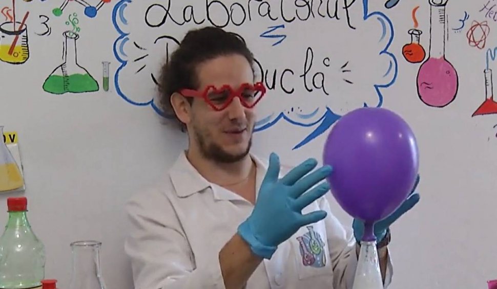 Cum umflăm un balon folosind două ingrediente din bucătărie