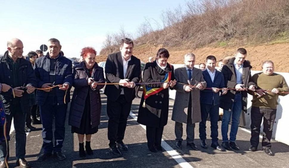 Alai cu preoţi şi funcţionari publici la inaugurarea unui drum nefuncţional, în Satu Mare 818680