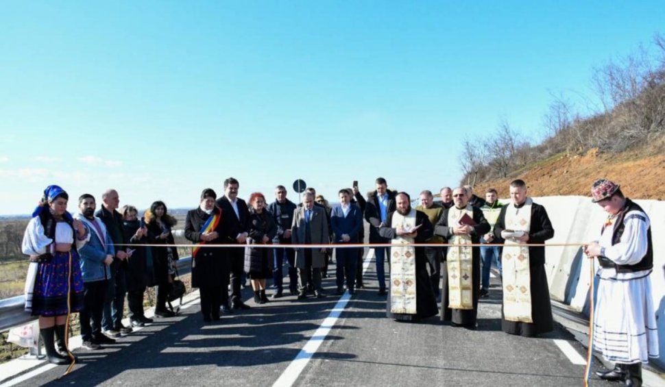 Alai cu preoţi şi funcţionari publici la inaugurarea unui drum nefuncţional, în Satu Mare