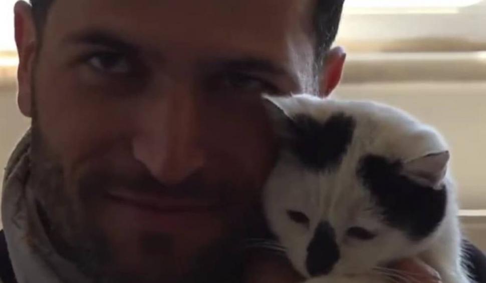 "În tot acest întuneric, puțină lumină" | Pisica salvată de sub ruinele din Turcia a fost adoptată de pompierul de care nu s-a mai dezlipit 818746