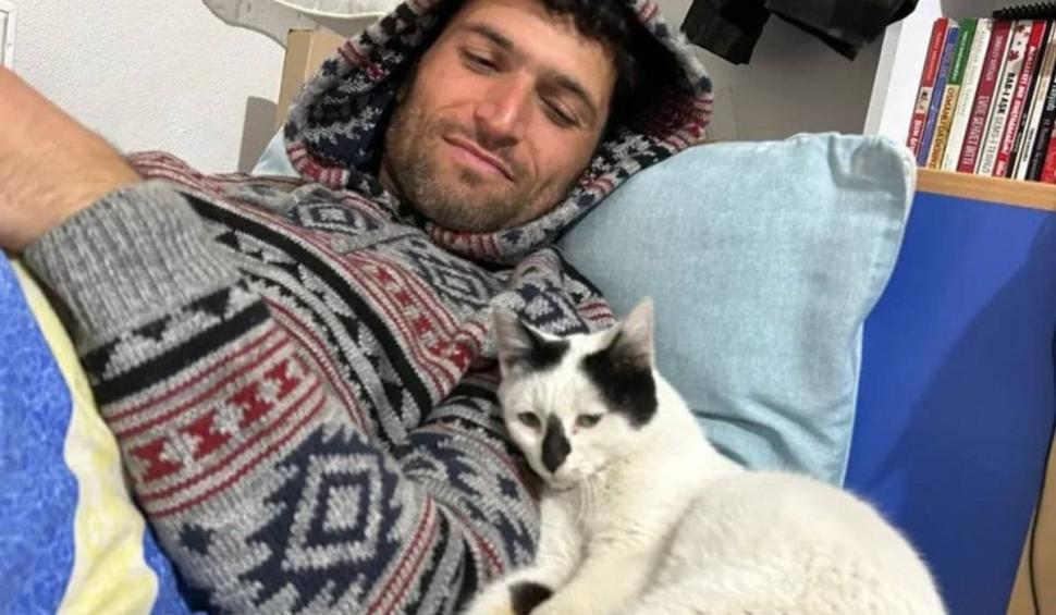 "În tot acest întuneric, puțină lumină" | Pisica salvată de sub ruinele din Turcia a fost adoptată de pompierul de care nu s-a mai dezlipit 818748