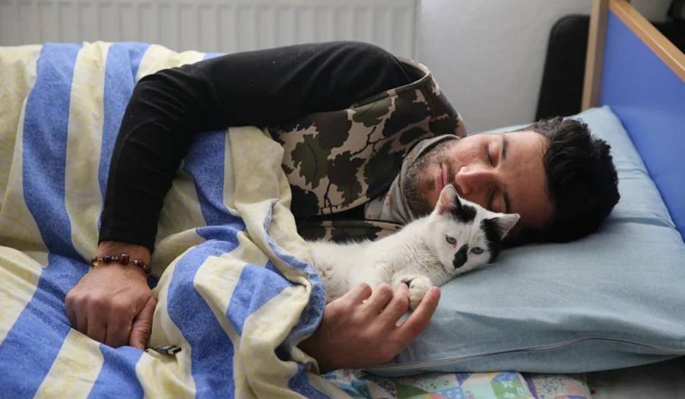 "În tot acest întuneric, puțină lumină" | Pisica salvată de sub ruinele din Turcia a fost adoptată de pompierul de care nu s-a mai dezlipit 818753