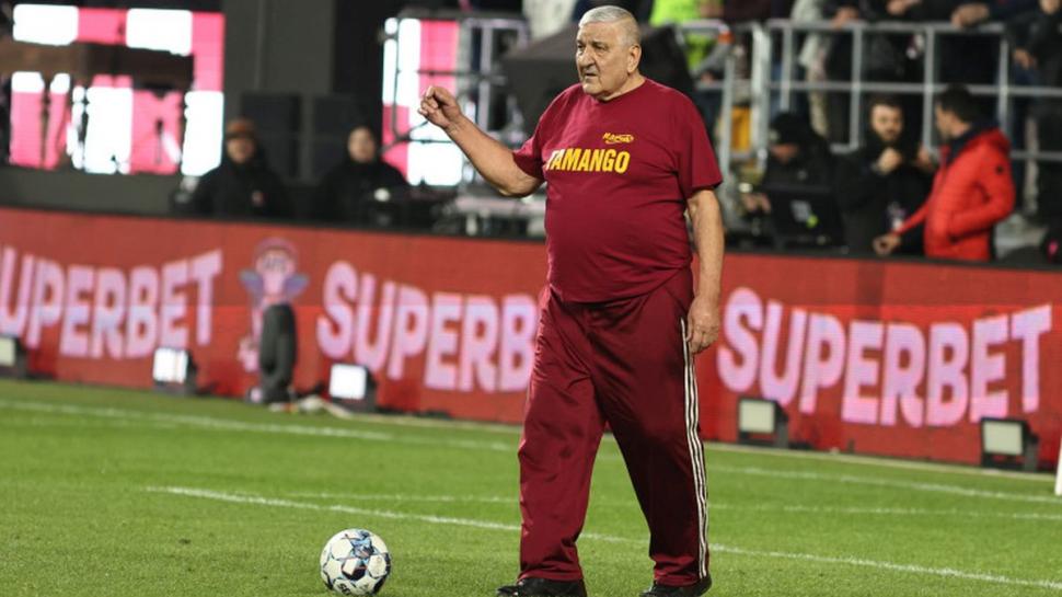 Rică Răducanu îşi dă toată pensia pe medicamente și se întreține din cea a soției: "Nu se poate trăi așa. Eu iau câte nouă pastile pe zi" 818740