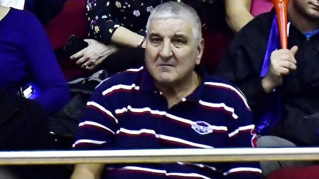 Rică Răducanu îşi dă toată pensia pe medicamente și se întreține din cea a soției: "Nu se poate trăi așa. Eu iau câte nouă pastile pe zi" 818741