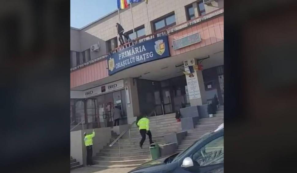 Un bărbat a intrat cu toporul în primăria din Haţeg pentru că nu a primit locuinţă socială 818992