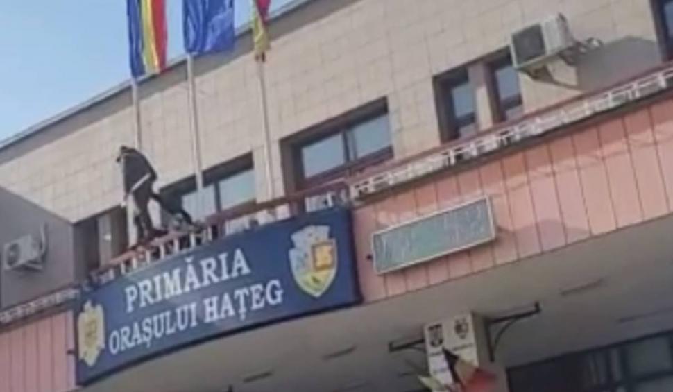 Un bărbat a intrat cu toporul în primăria din Haţeg pentru că nu a primit locuinţă socială 818993