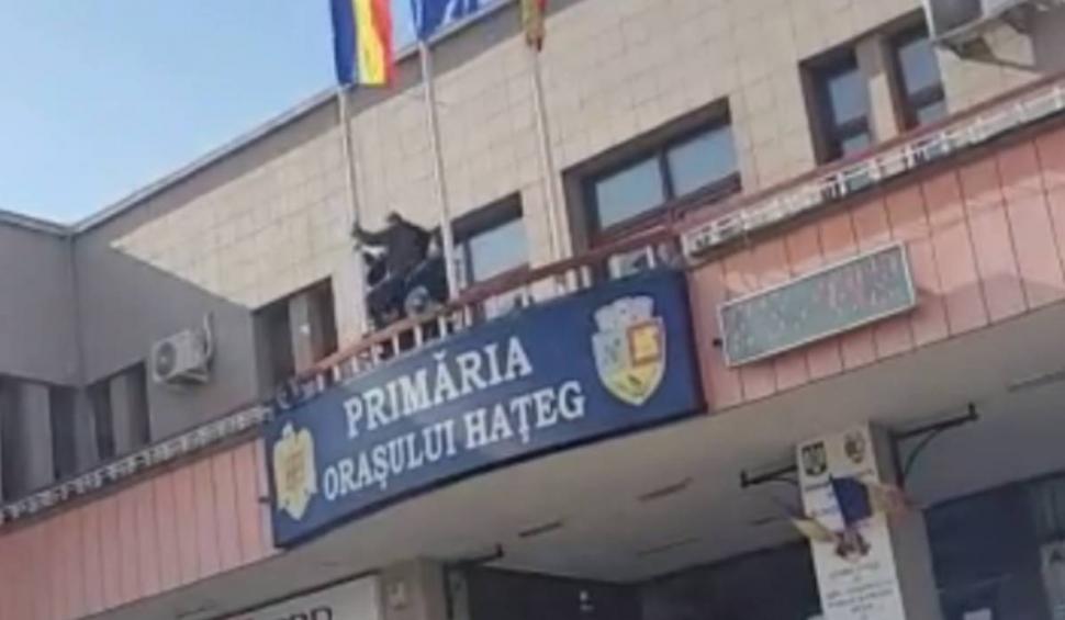 Un bărbat a intrat cu toporul în primăria din Haţeg pentru că nu a primit locuinţă socială 818994