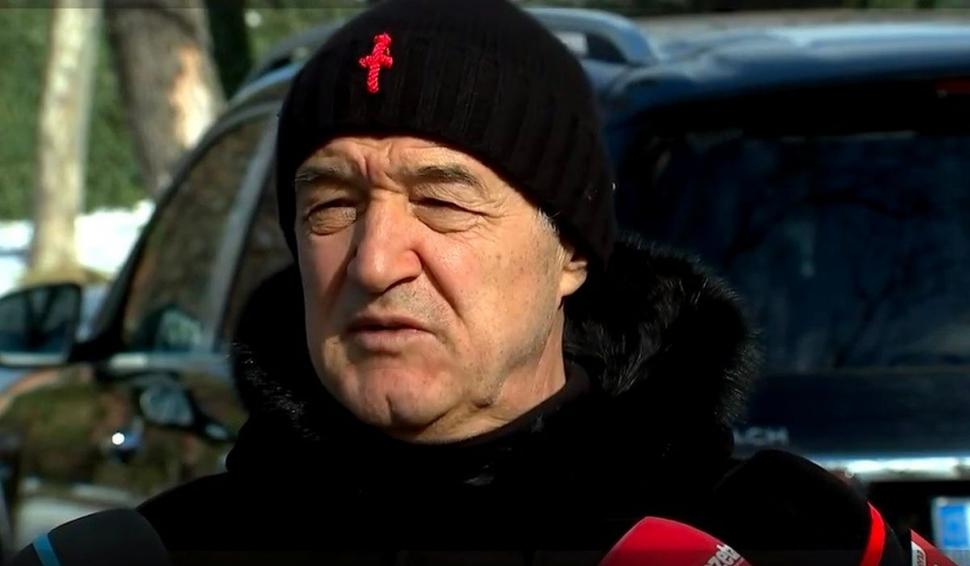 Gigi Becali uimeşte, din nou, cu stilul său vestimentar. Ce designer român îi face hainele cu cruce roşie pe ele şi cât costă 818996