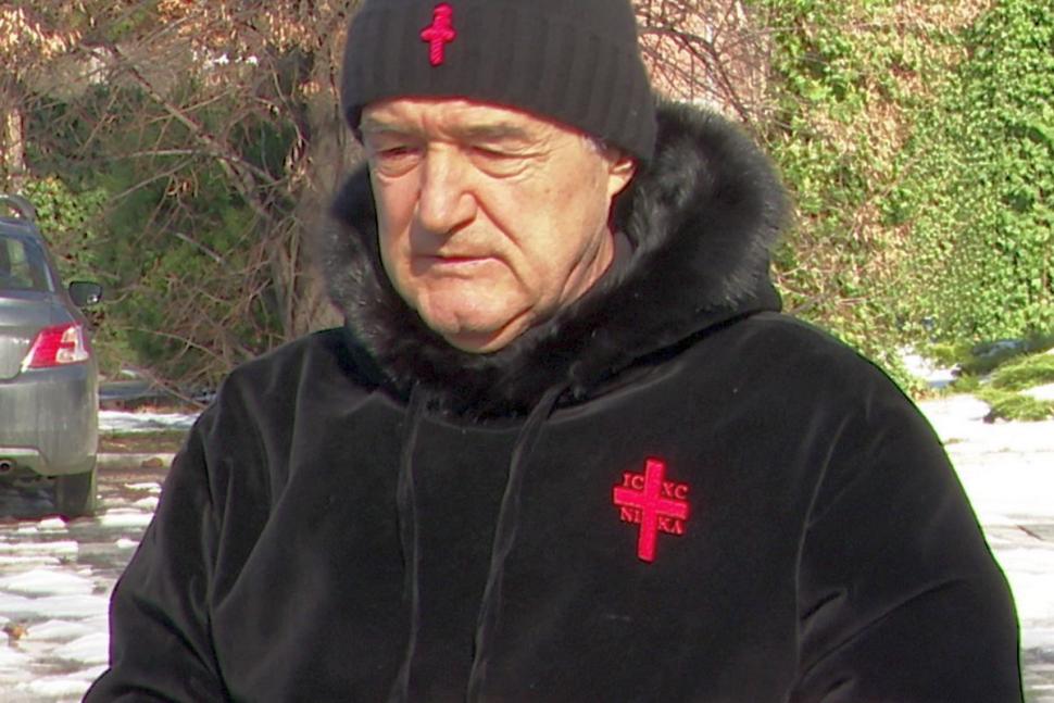 Gigi Becali uimeşte, din nou, cu stilul său vestimentar. Ce designer român îi face hainele cu cruce roşie pe ele şi cât costă 819002