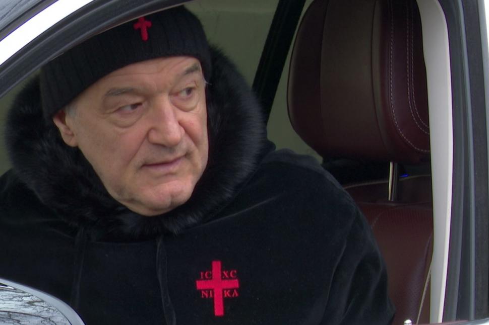 Gigi Becali uimeşte, din nou, cu stilul său vestimentar. Ce designer român îi face hainele cu cruce roşie pe ele şi cât costă 819003