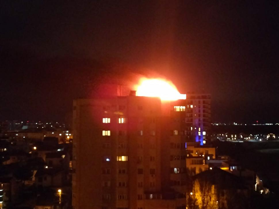Incendiu puternic la mansarda unui bloc cu 10 etaje din Constanța 819129
