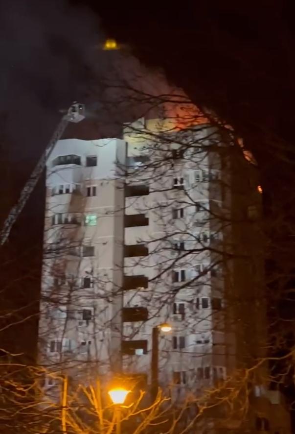 Incendiu puternic la mansarda unui bloc cu 10 etaje din Constanța 819132
