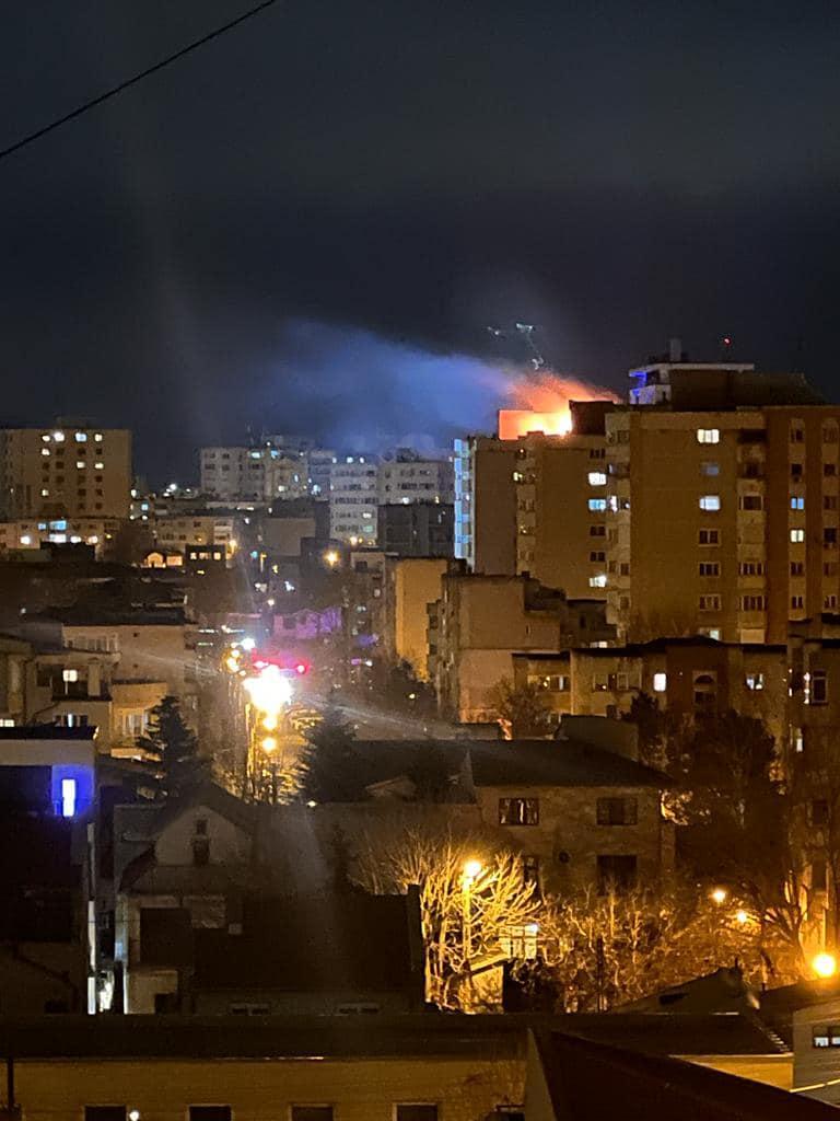 Incendiu puternic la mansarda unui bloc cu 10 etaje din Constanța 819134