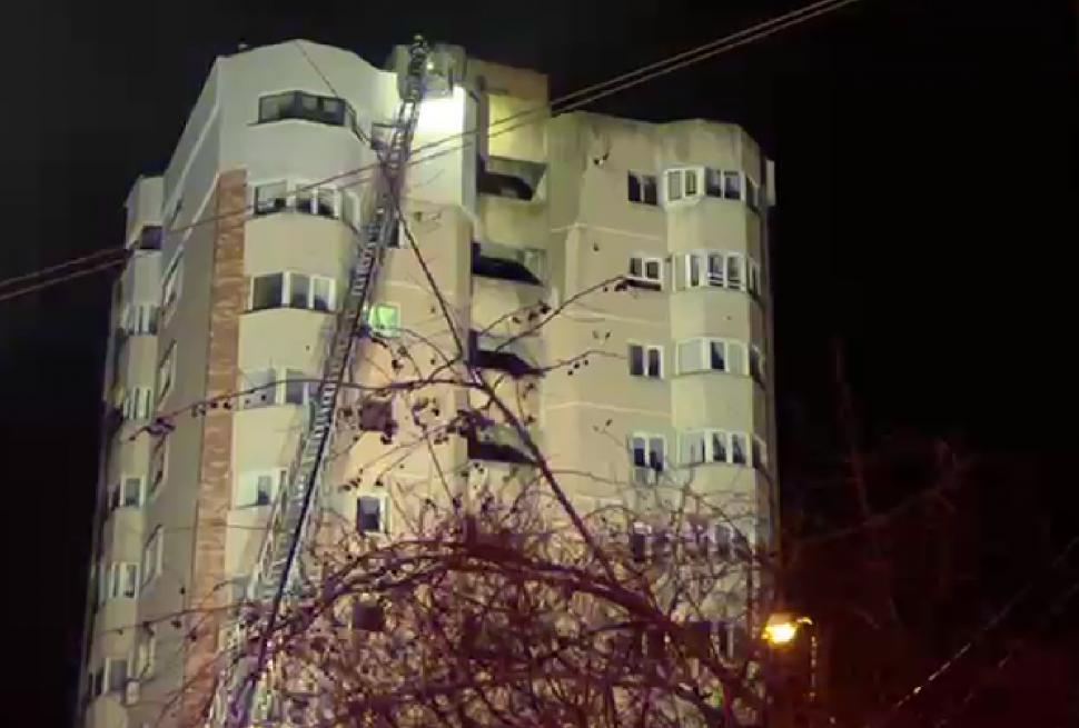 Incendiu puternic la mansarda unui bloc cu 10 etaje din Constanța 819147