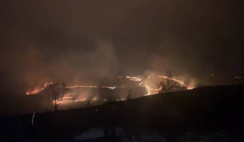 Incendiu puternic de vegetaţie în judeţul Prahova | Suprafaţa afectată este de 65 de hectare