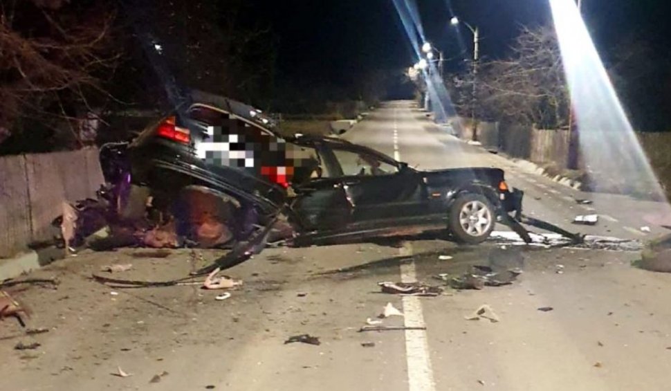 Tânăr mort într-un BMW rupt în două, după un accident cumplit în Dragomireşti, judeţul Neamţ