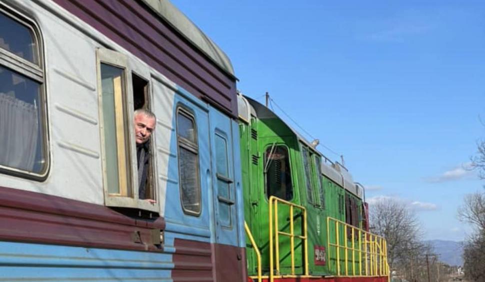 Momentul în care angajaţii CFR au intervenit cu prăjina pentru a scoate un tren ucrainean dintre cablurile de electricitate din Maramureş 819014