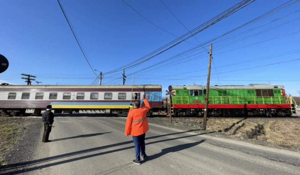Momentul în care angajaţii CFR au intervenit cu prăjina pentru a scoate un tren ucrainean dintre cablurile de electricitate din Maramureş 819015
