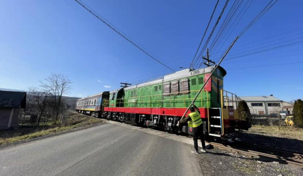 Momentul în care angajaţii CFR au intervenit cu prăjina pentru a scoate un tren ucrainean dintre cablurile de electricitate din Maramureş 819016