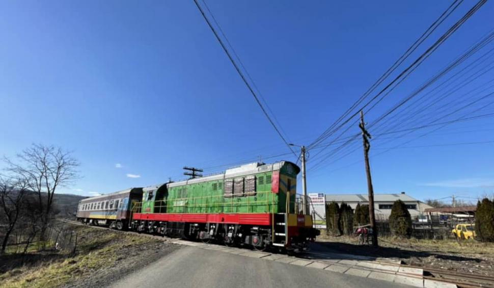 Momentul în care angajaţii CFR au intervenit cu prăjina pentru a scoate un tren ucrainean dintre cablurile de electricitate din Maramureş 819017