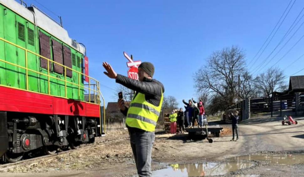 Momentul în care angajaţii CFR au intervenit cu prăjina pentru a scoate un tren ucrainean dintre cablurile de electricitate din Maramureş 819018