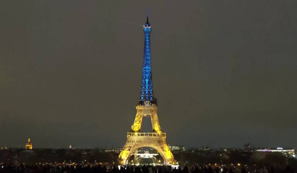 Turnul Eiffel, iluminat în culorile Ucrainei | "Parisul rămâne angajat să sprijine poporul ucrainean"