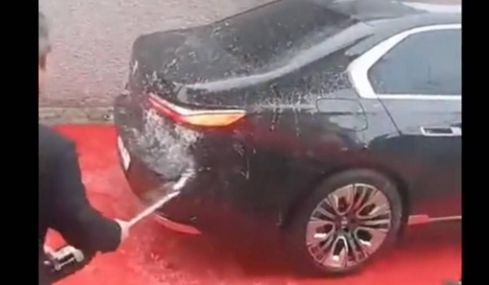 Achiziţia unui BMW cu "ŞEF" la număr, sărbătorită cu covor roşu, manele şi mese întinse, în Neamţ 819266