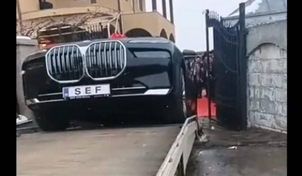 Achiziţia unui BMW cu "ŞEF" la număr, sărbătorită cu covor roşu, manele şi mese întinse, în Neamţ 819267