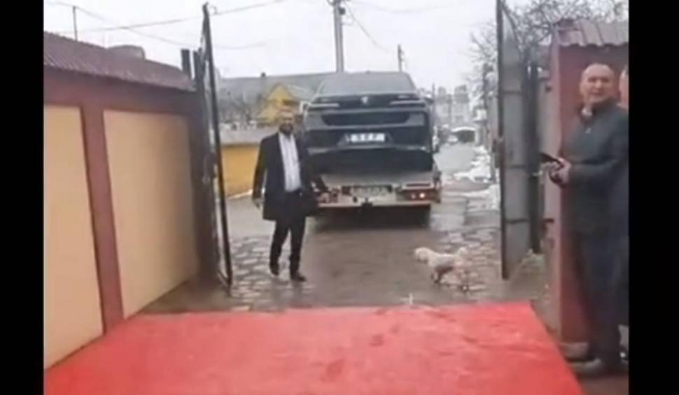 Achiziţia unui BMW cu "ŞEF" la număr, sărbătorită cu covor roşu, manele şi mese întinse, în Neamţ 819268