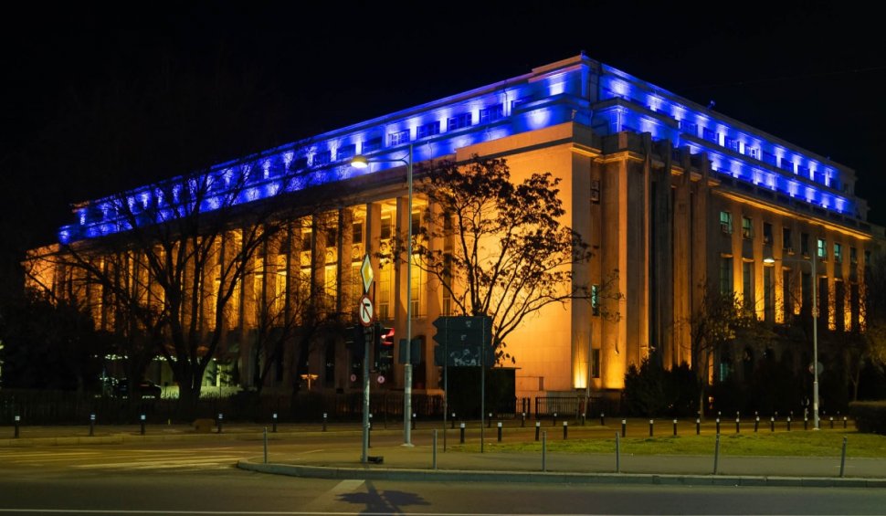 Clădirea Guvernului, iluminată în culorile Ucrainei, la un an de război. Nicolae Ciucă: "Vinovații trebuie să răspundă în fața legii și a istoriei"