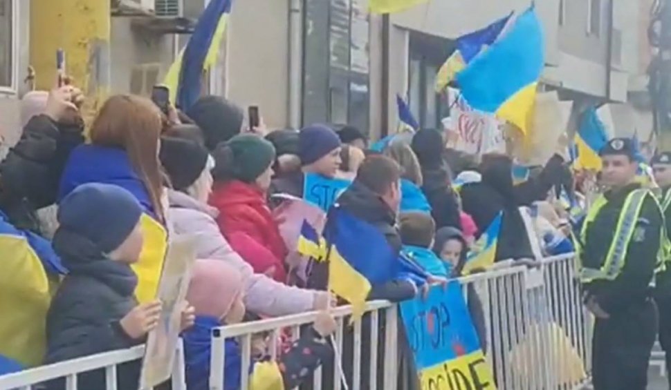 "Eroii Ucrainei vor câştiga!" | Peste 2.000 de refugiaţi ucraineni comemorează la Constanţa invazia rusă din Ucraina