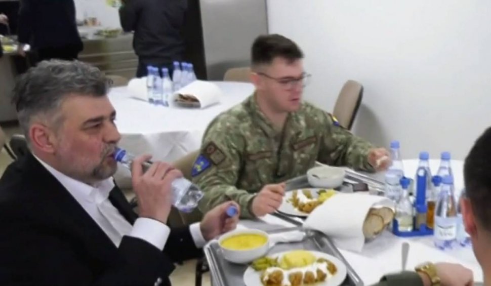 Marcel Ciolacu şi ministrul Apărării au mâncat sarmale şi ciorbă de burtă cu militarii, la un an de război în Ucraina