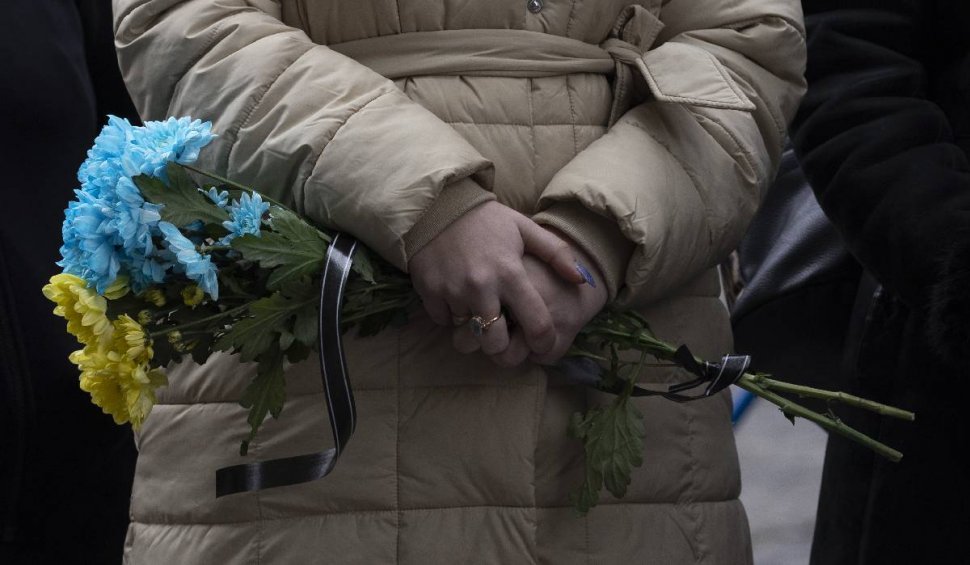 Zeci de persoane arestate în Rusia, după ce au comemorat un an de la invazia în Ucraina | ”Una dintre ele depunea flori la monument”
