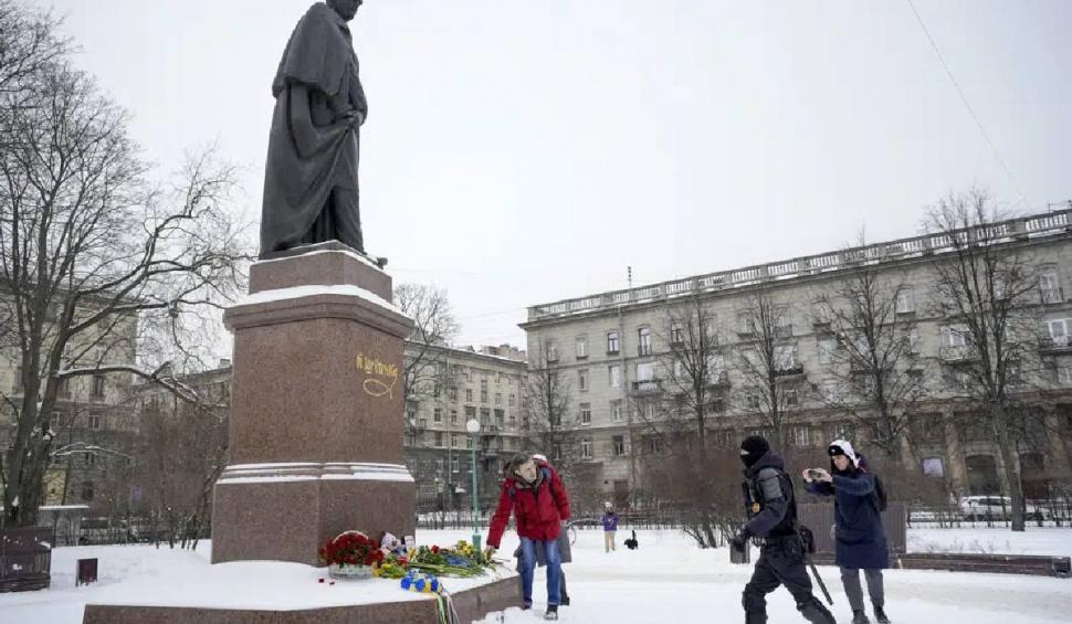 Zeci de persoane arestate în Rusia, după ce au comemorat un an de la invazia în Ucraina | ”Una dintre ele depunea flori la monument” 819374