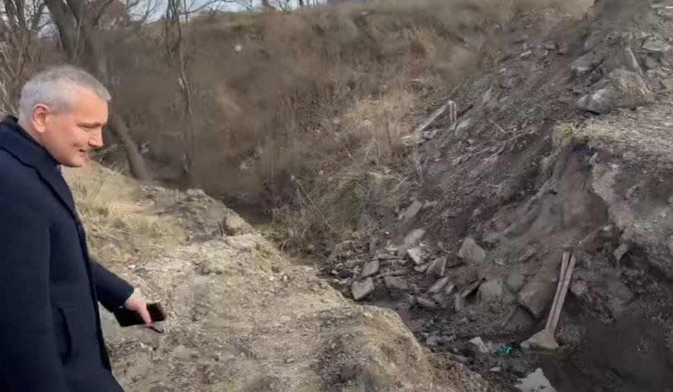 Pod de beton furat într-o singură noapte, în Suceava, cu excavatorul. Pe el circulau maşini 819230