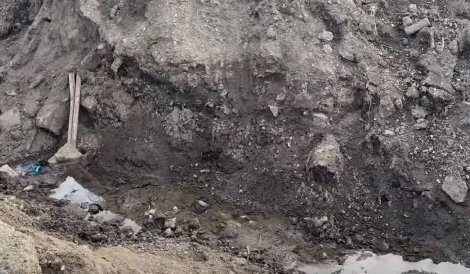 Pod de beton furat într-o singură noapte, în Suceava, cu excavatorul. Pe el circulau maşini 819231