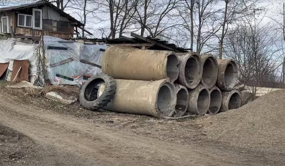 Pod de beton furat într-o singură noapte, în Suceava, cu excavatorul. Pe el circulau maşini 819232