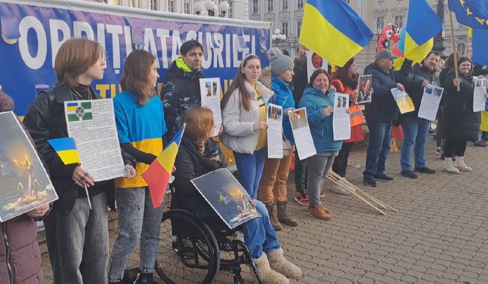 Zeci de ucraineni s-au adunat la kilometrul zero în Arad, la un an de la începerea războiului: "Nu mai donează oamenii"
