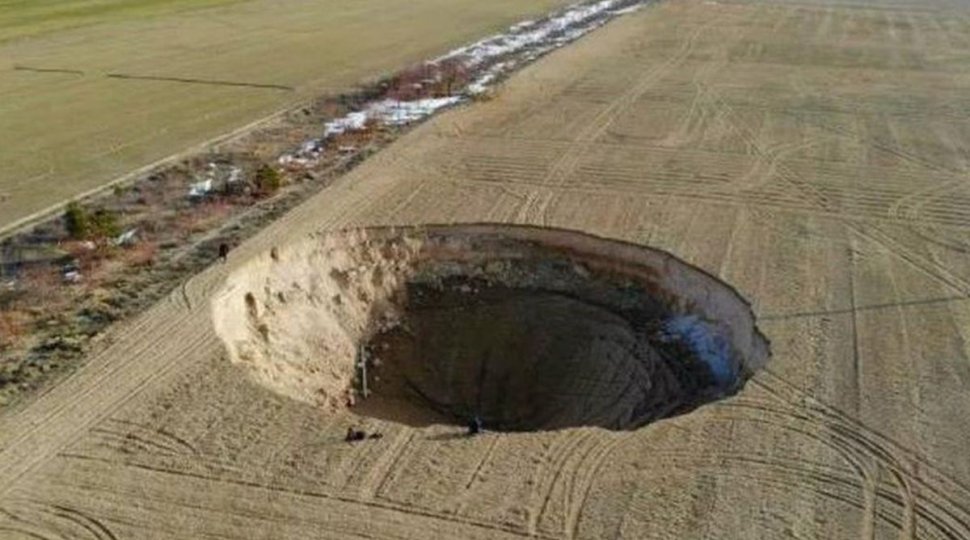 Un crater uriaș s-a format peste noapte în Turcia, după ultimele cutremure. Oamenii sunt îngrijoraţi