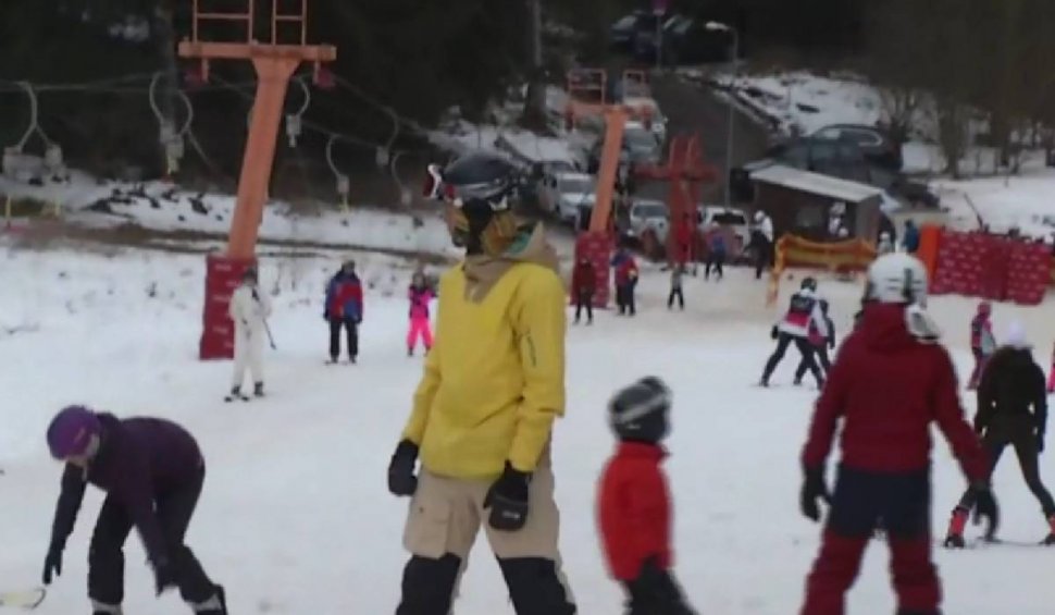 Weekend aglomerat la munte | Copiii se bucură la schi de ultimele zile de vacanță