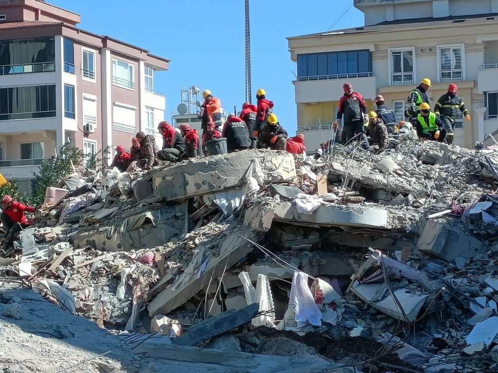 Sute de persoane arestate pentru prăbușirea clădirilor din Turcia, în urma cutremurelor