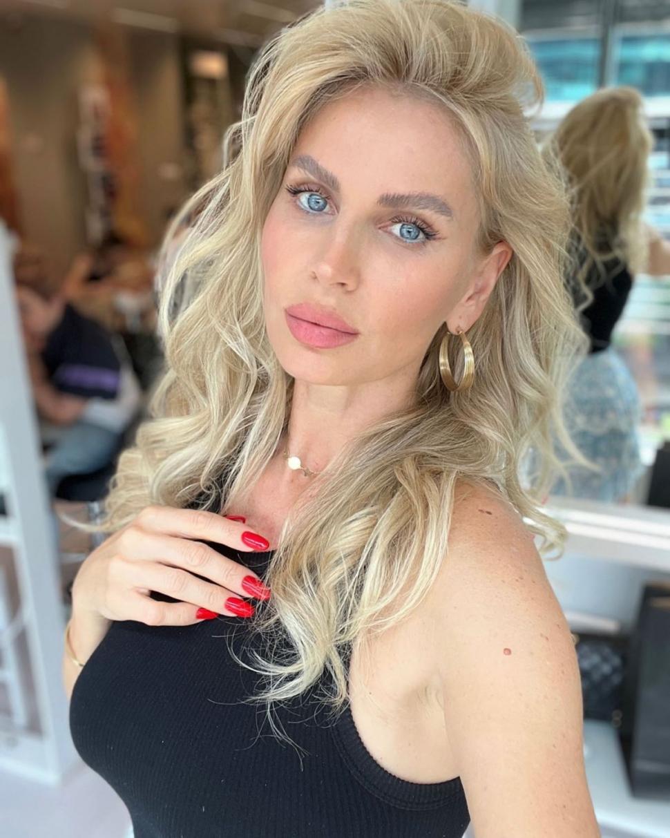 Recunoşti fetiţa blondă cu pampoane? "Aveam 21 de ani când a murit tata și 23, mama. Ştiu cum e să fii singur pe lume” 819492