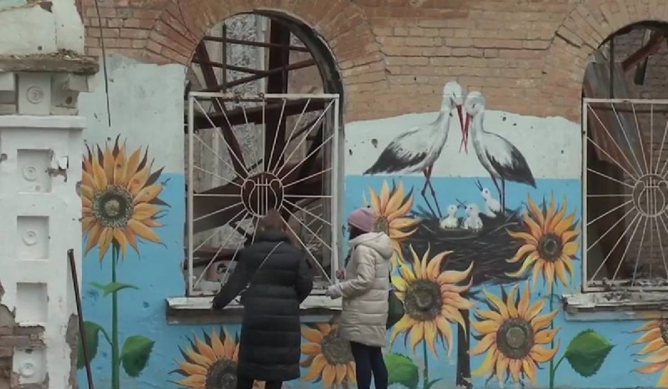 Artiștii ucraineni au început să picteze ruinele lăsate în urma războiului, în semn de manifest pentru victorie