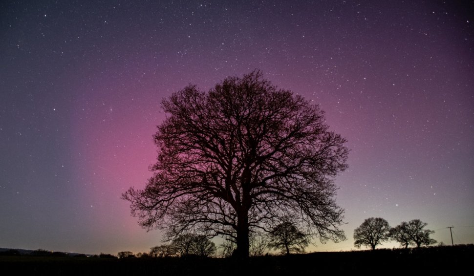 Aurora boreală, surprinsă în imagini uluitoare, pe cerul din Marea Britanie. Cum se explică fenomenul rar