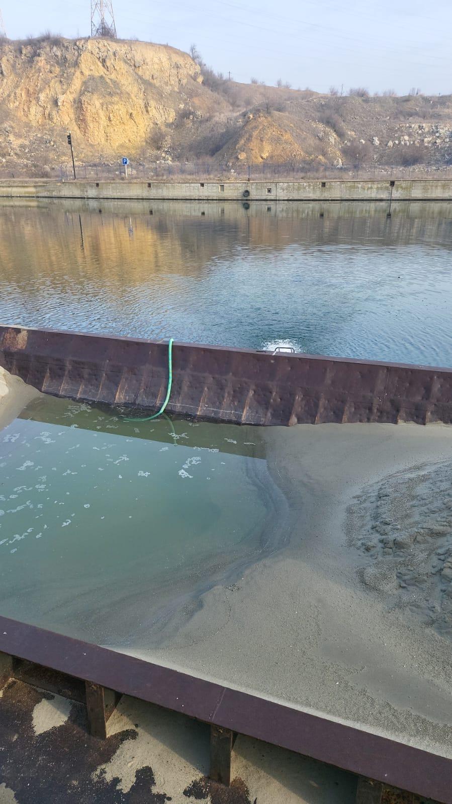 O barjă încărcată cu nisip s-a scufundat pe canalul Poarta Albă – Midia Năvodari 819800