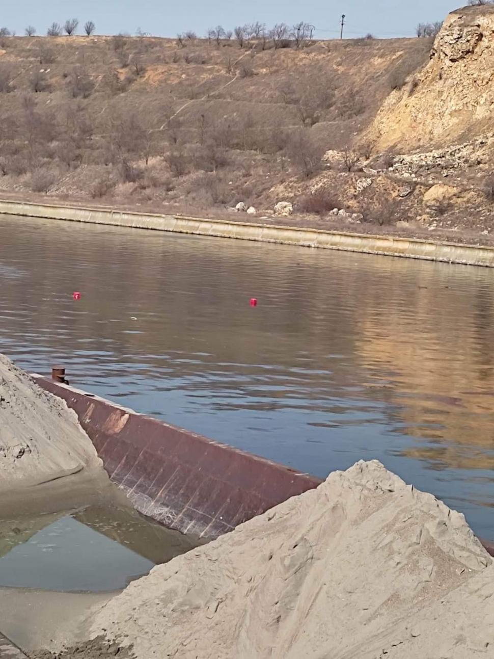 O barjă încărcată cu nisip s-a scufundat pe canalul Poarta Albă – Midia Năvodari 819804