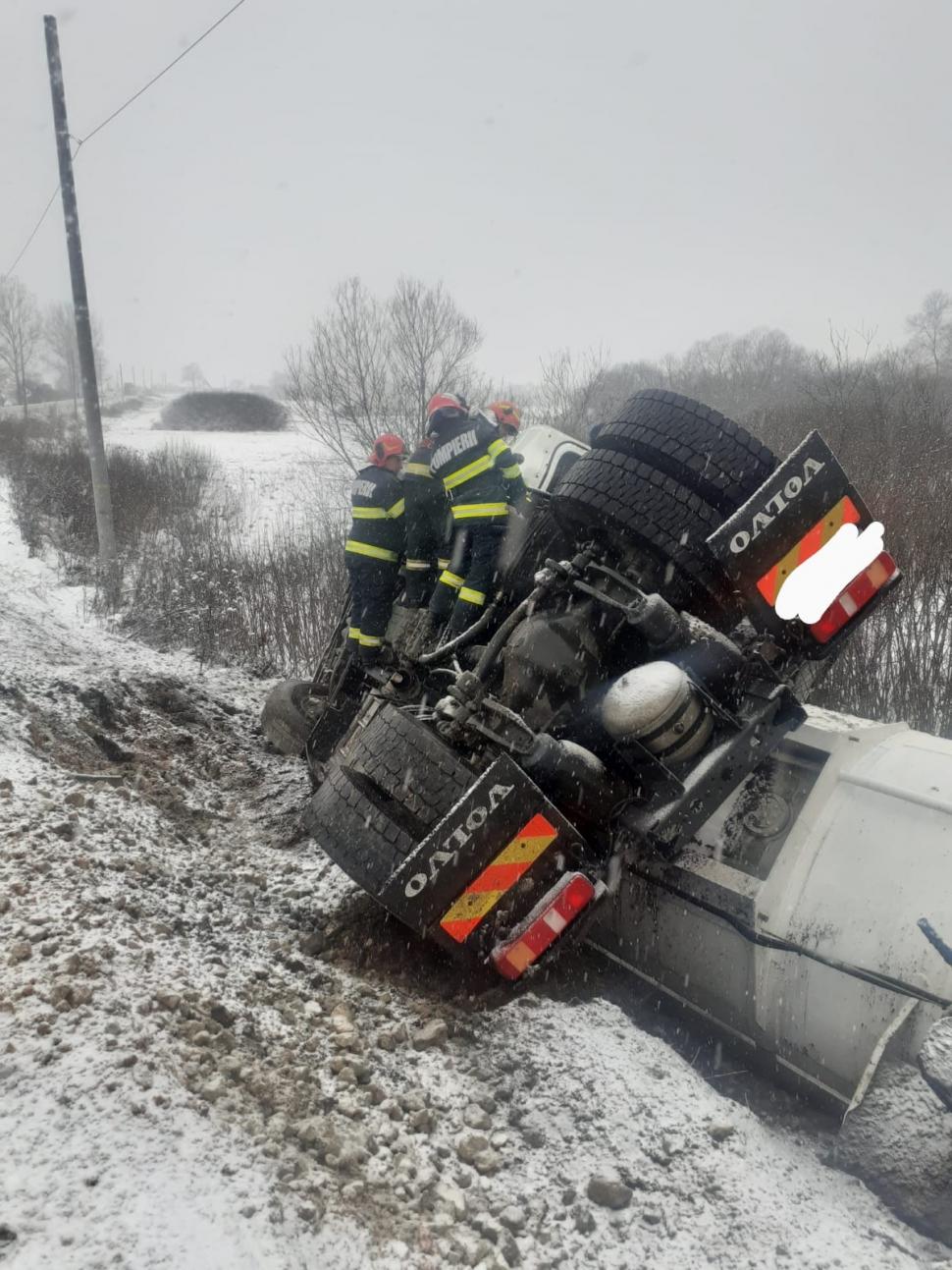 Cisternă plină cu motorină și benzină, răsturnată pe DE 578, în Harghita. Șoferul este în stare de șoc | Trafic blocat complet 819638