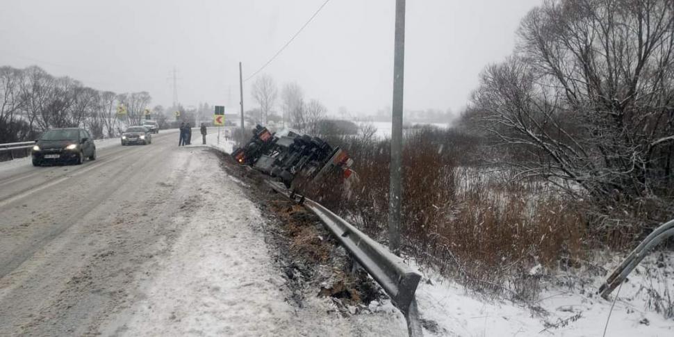 Cisternă plină cu motorină și benzină, răsturnată pe DE 578, în Harghita. Șoferul este în stare de șoc | Trafic blocat complet 819640