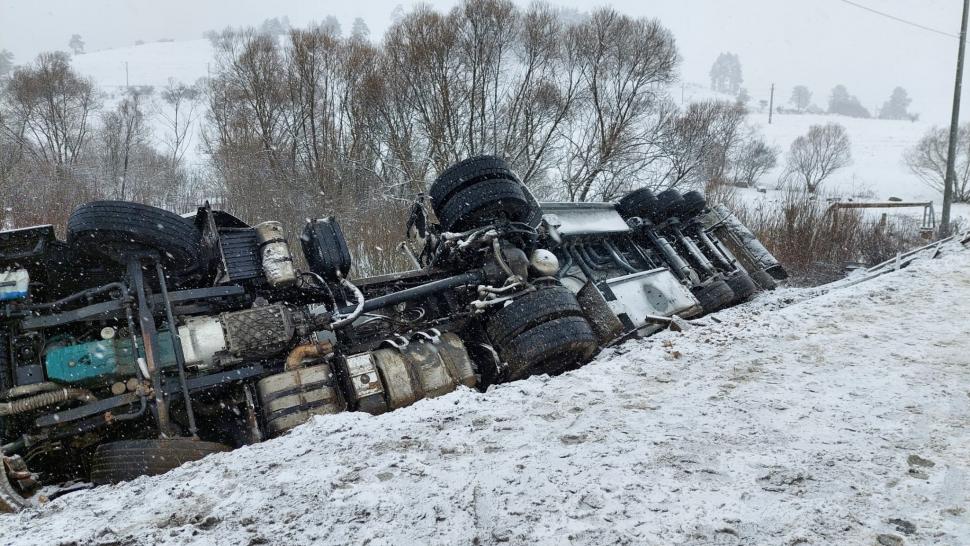 Cisternă plină cu motorină și benzină, răsturnată pe DE 578, în Harghita. Șoferul este în stare de șoc | Trafic blocat complet 819645